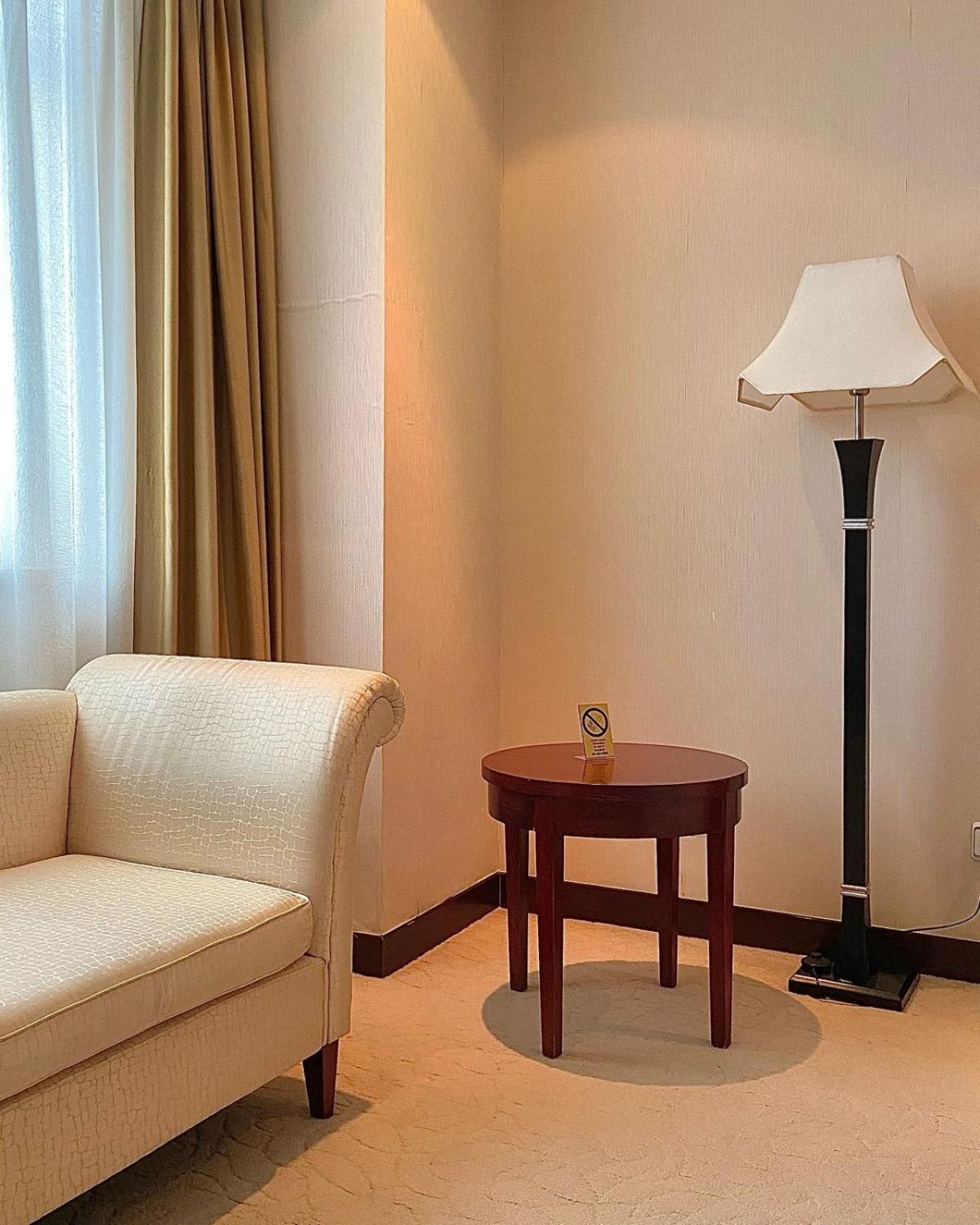 فندق بكين بلاس سولوكسي أستانا المظهر الخارجي الصورة A floor lamp