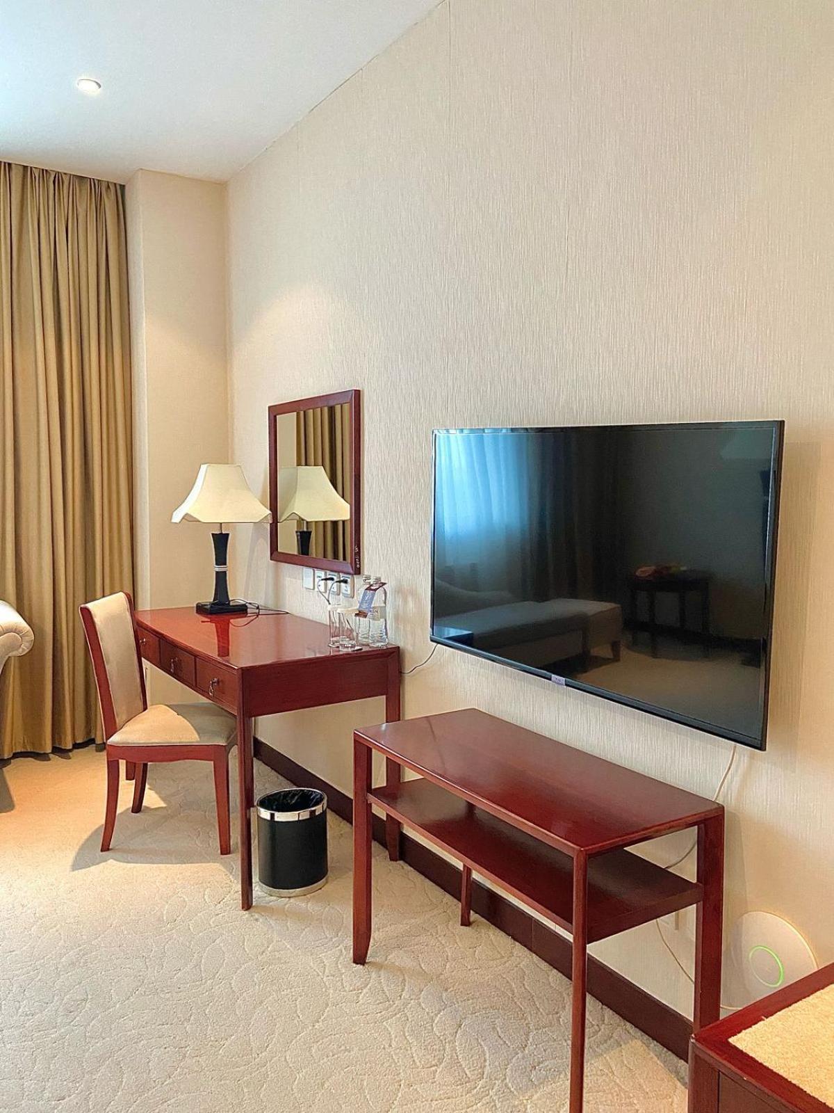 فندق بكين بلاس سولوكسي أستانا المظهر الخارجي الصورة A television set in a hotel room