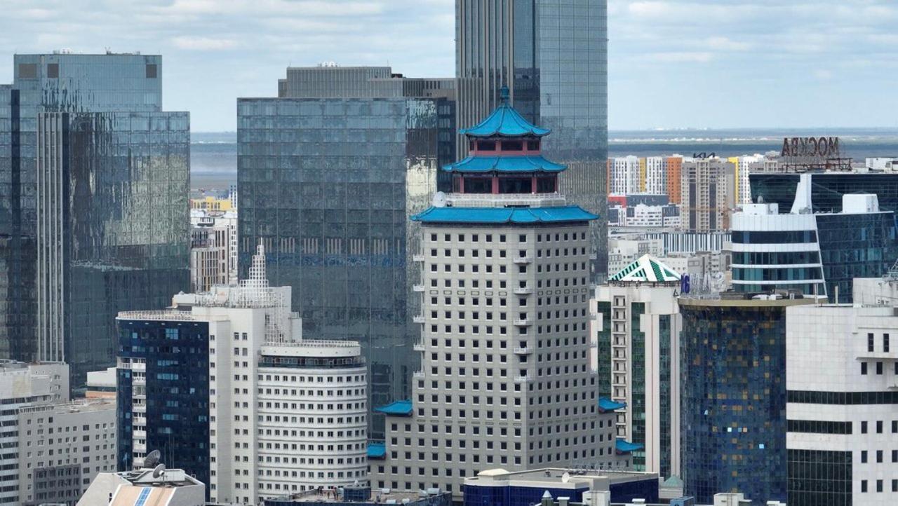 فندق بكين بلاس سولوكسي أستانا المظهر الخارجي الصورة The building in 2011