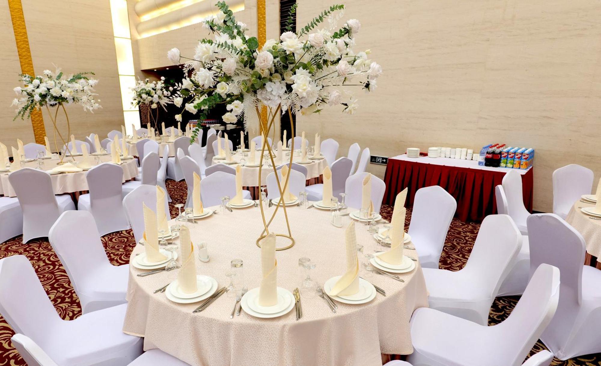 فندق بكين بلاس سولوكسي أستانا المظهر الخارجي الصورة A table set for a formal dinner