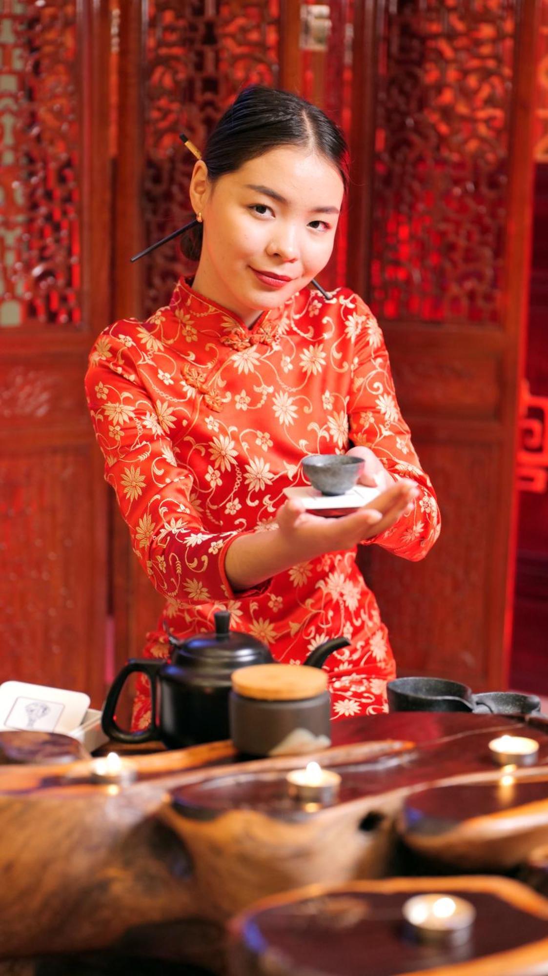 فندق بكين بلاس سولوكسي أستانا المظهر الخارجي الصورة A woman wearing a qipao