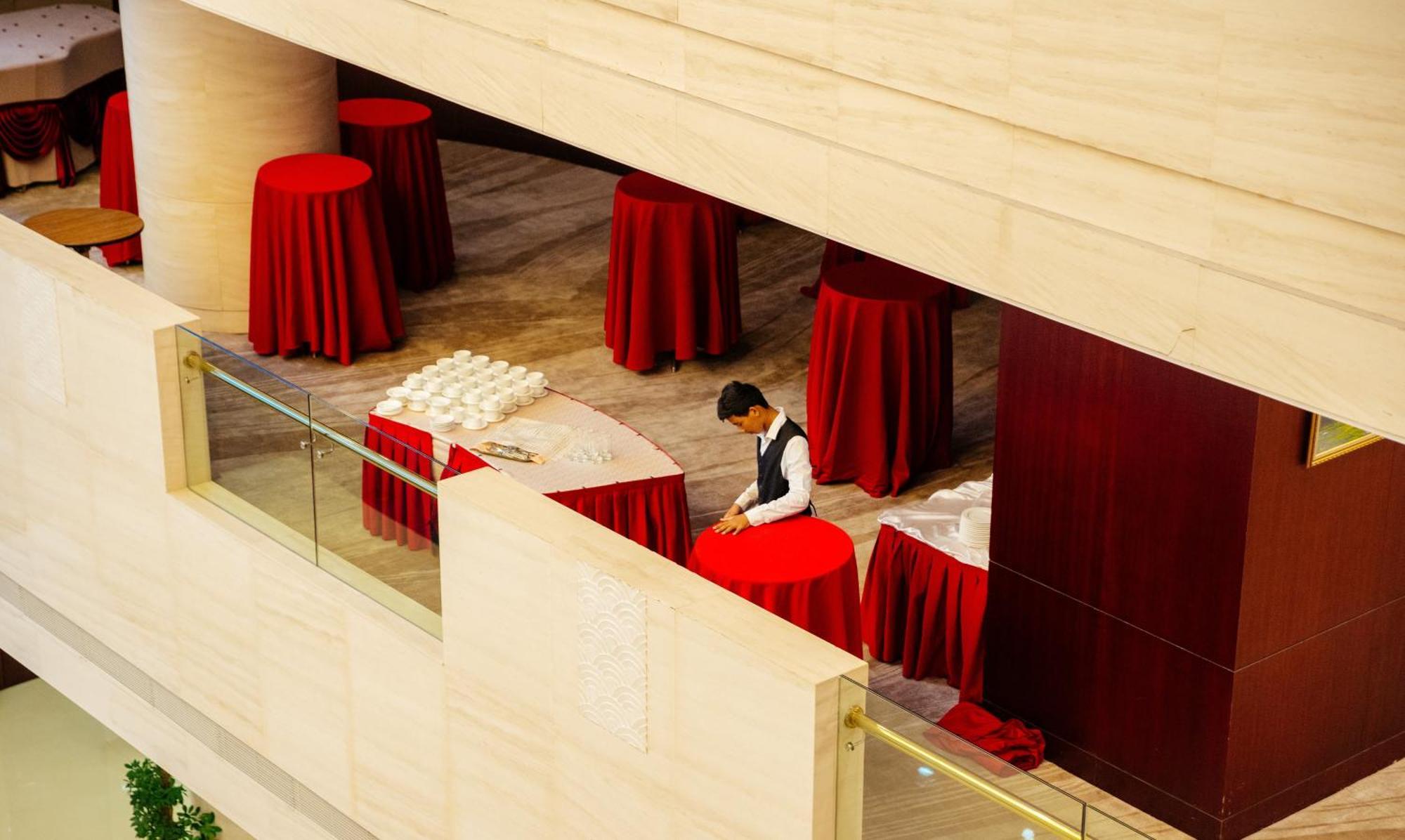 فندق بكين بلاس سولوكسي أستانا المظهر الخارجي الصورة A hotel staff sets up a cocktail reception