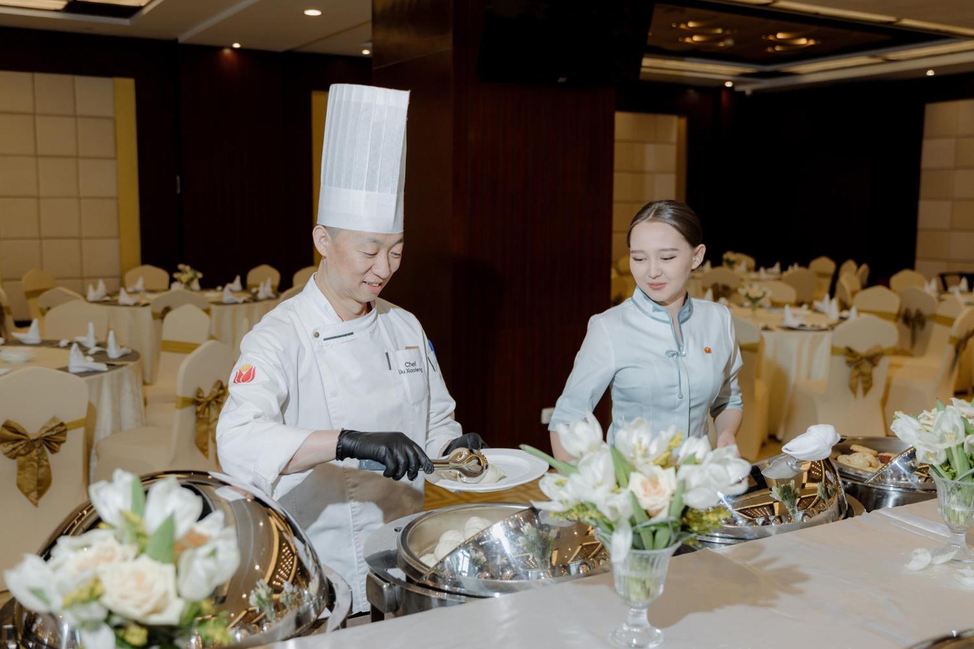 فندق بكين بلاس سولوكسي أستانا المظهر الخارجي الصورة A buffet at a wedding reception