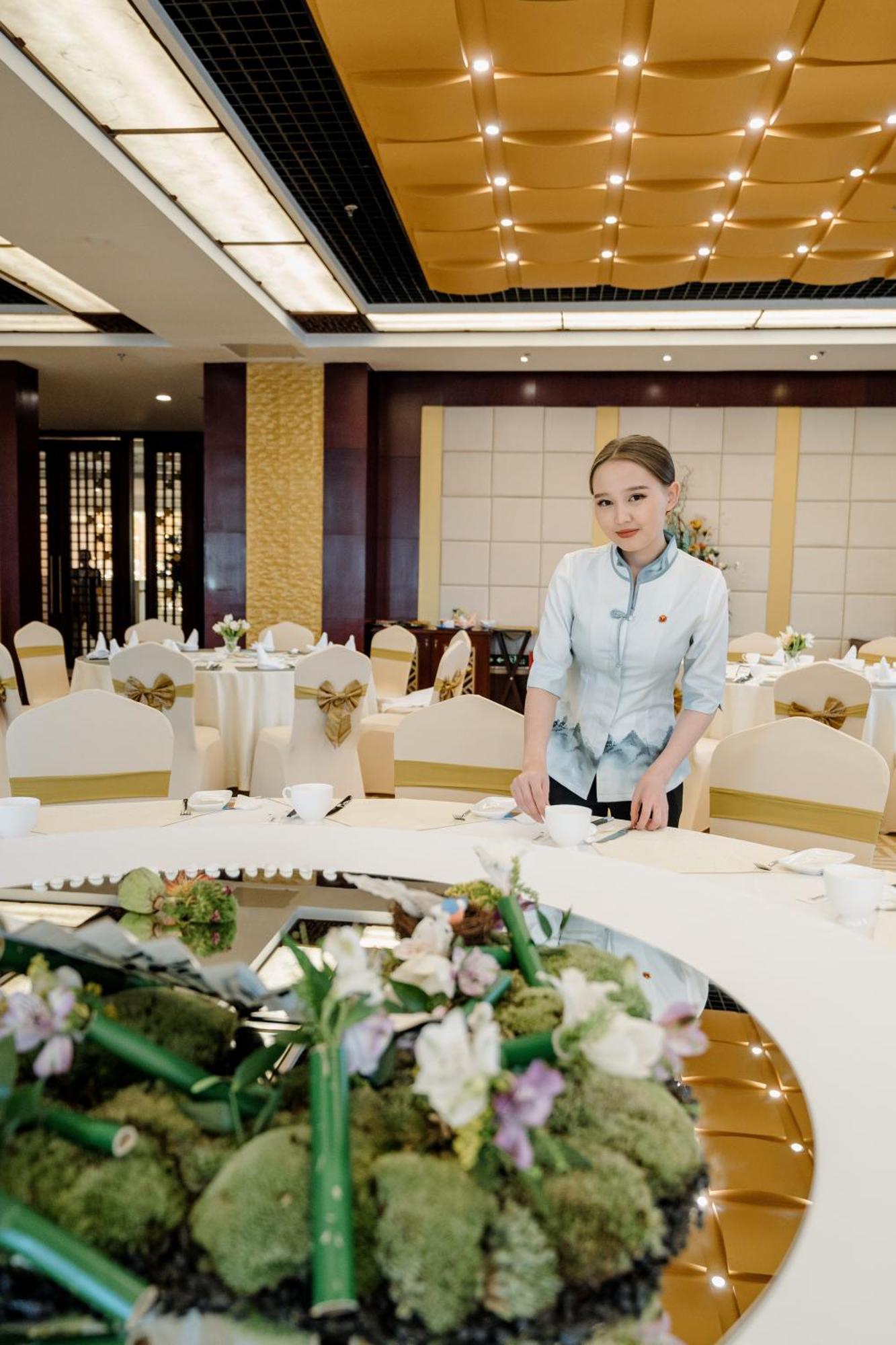 فندق بكين بلاس سولوكسي أستانا المظهر الخارجي الصورة A restaurant hostess