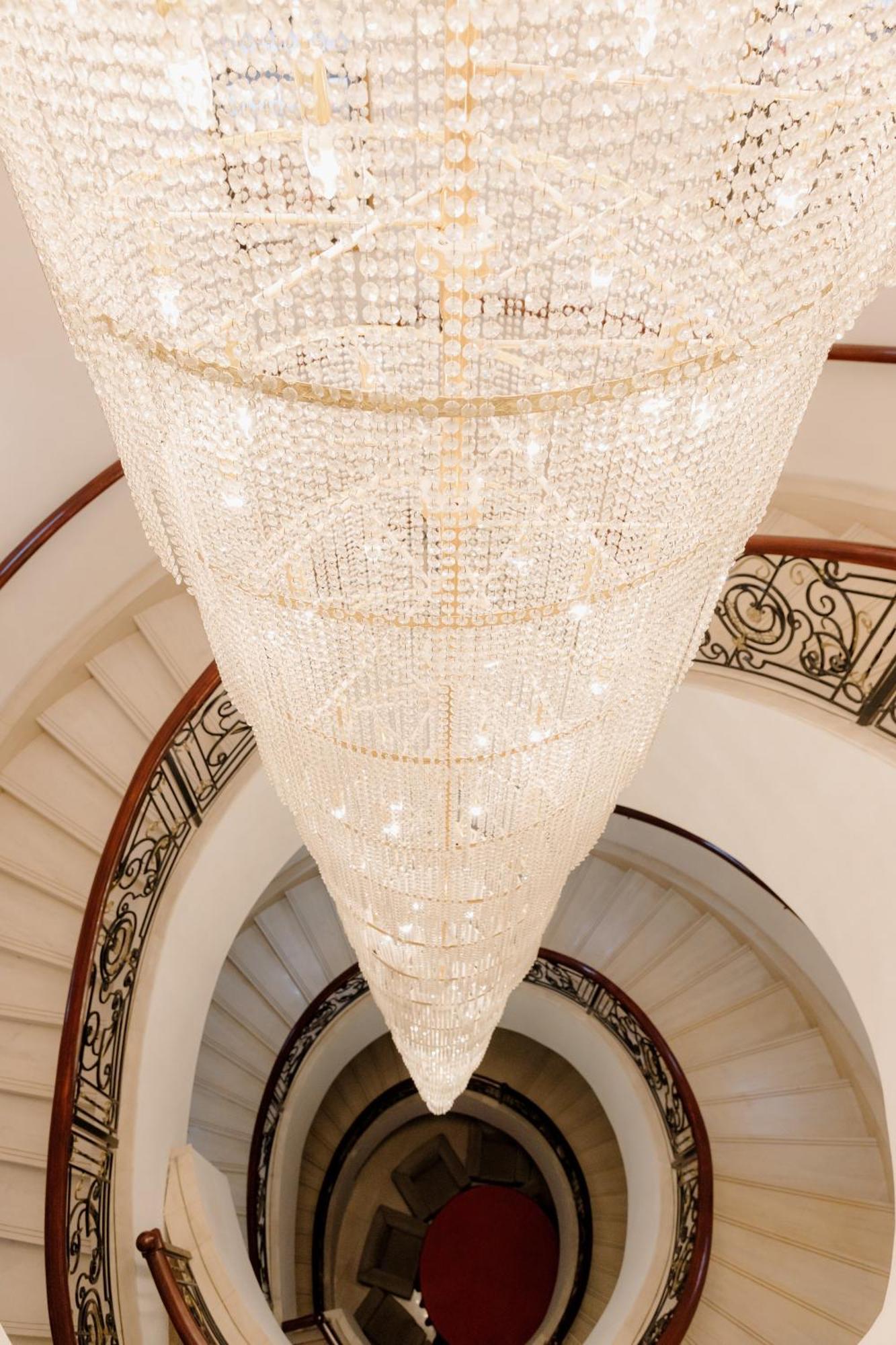 فندق بكين بلاس سولوكسي أستانا المظهر الخارجي الصورة The staircase and chandelier