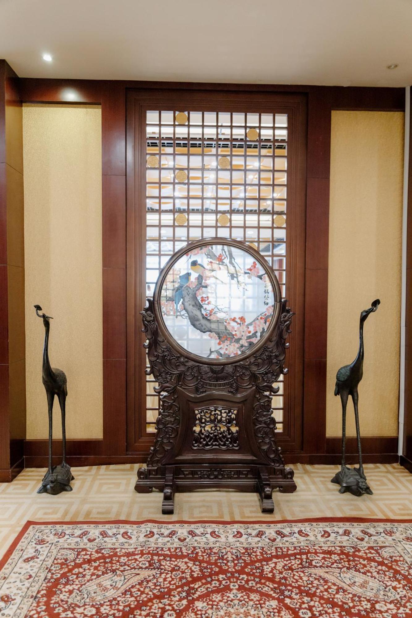 فندق بكين بلاس سولوكسي أستانا المظهر الخارجي الصورة A Chinese mirror