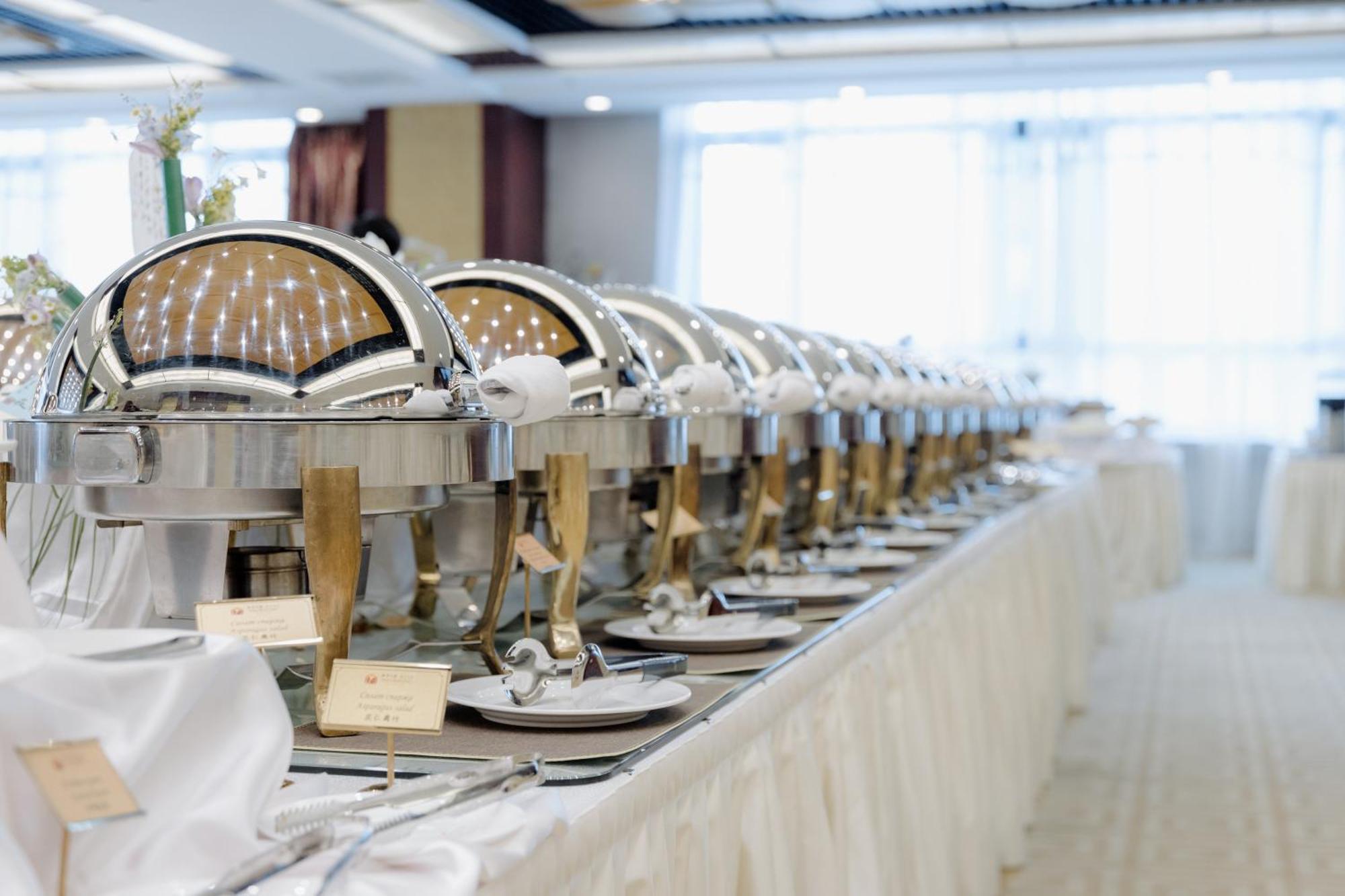 فندق بكين بلاس سولوكسي أستانا المظهر الخارجي الصورة A row of chafing dishes