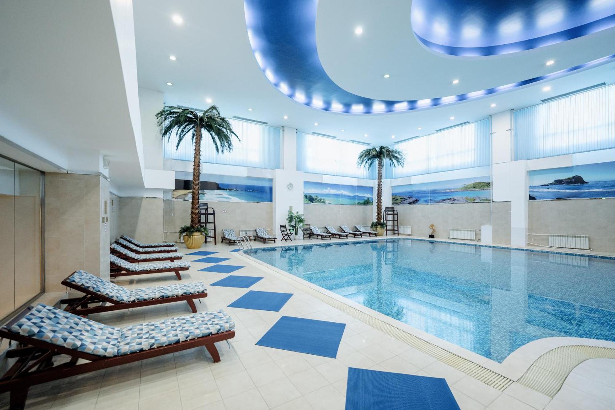 فندق بكين بلاس سولوكسي أستانا المظهر الخارجي الصورة The swimming pool at the hotel