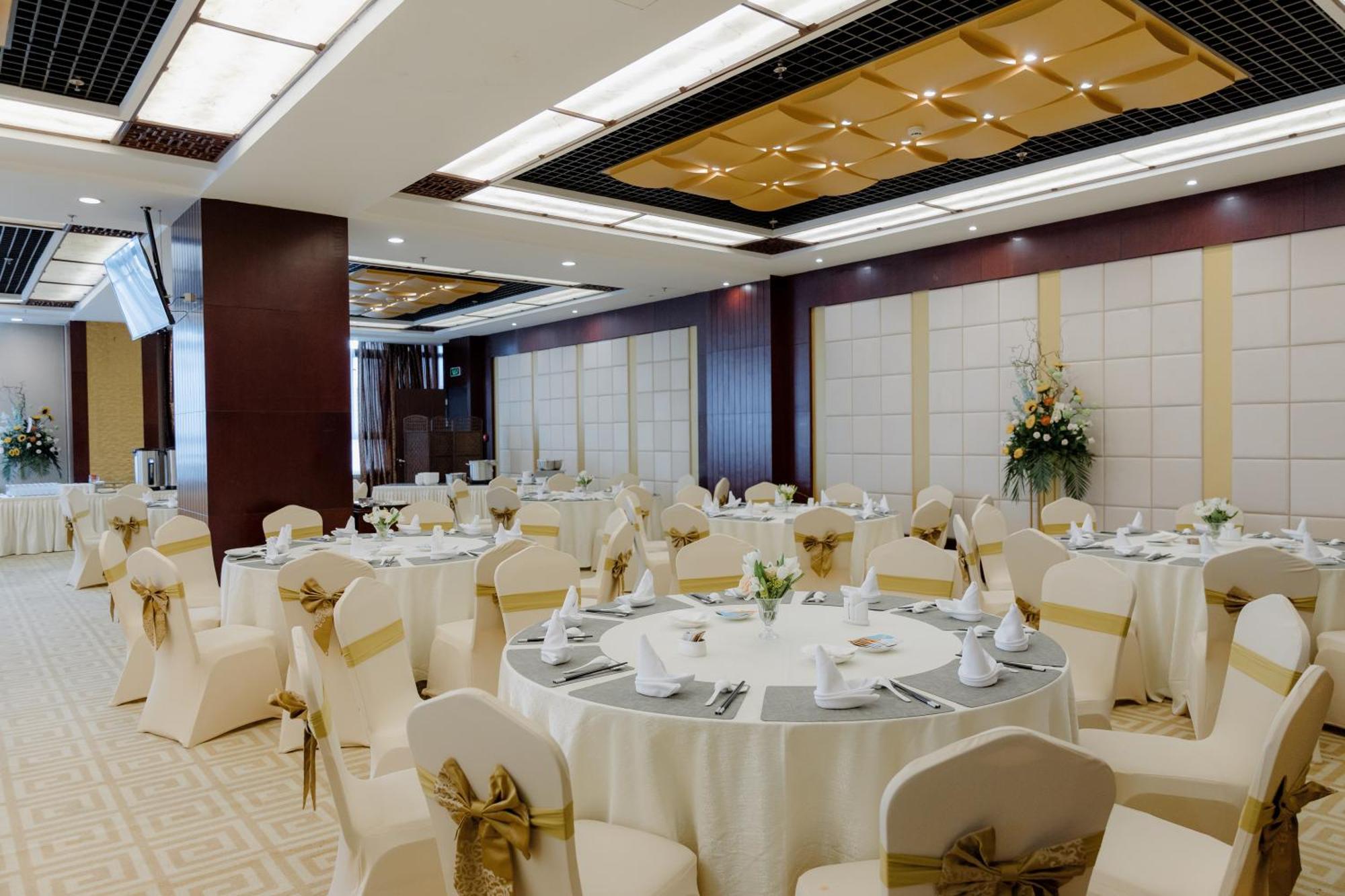 فندق بكين بلاس سولوكسي أستانا المظهر الخارجي الصورة A banquet hall