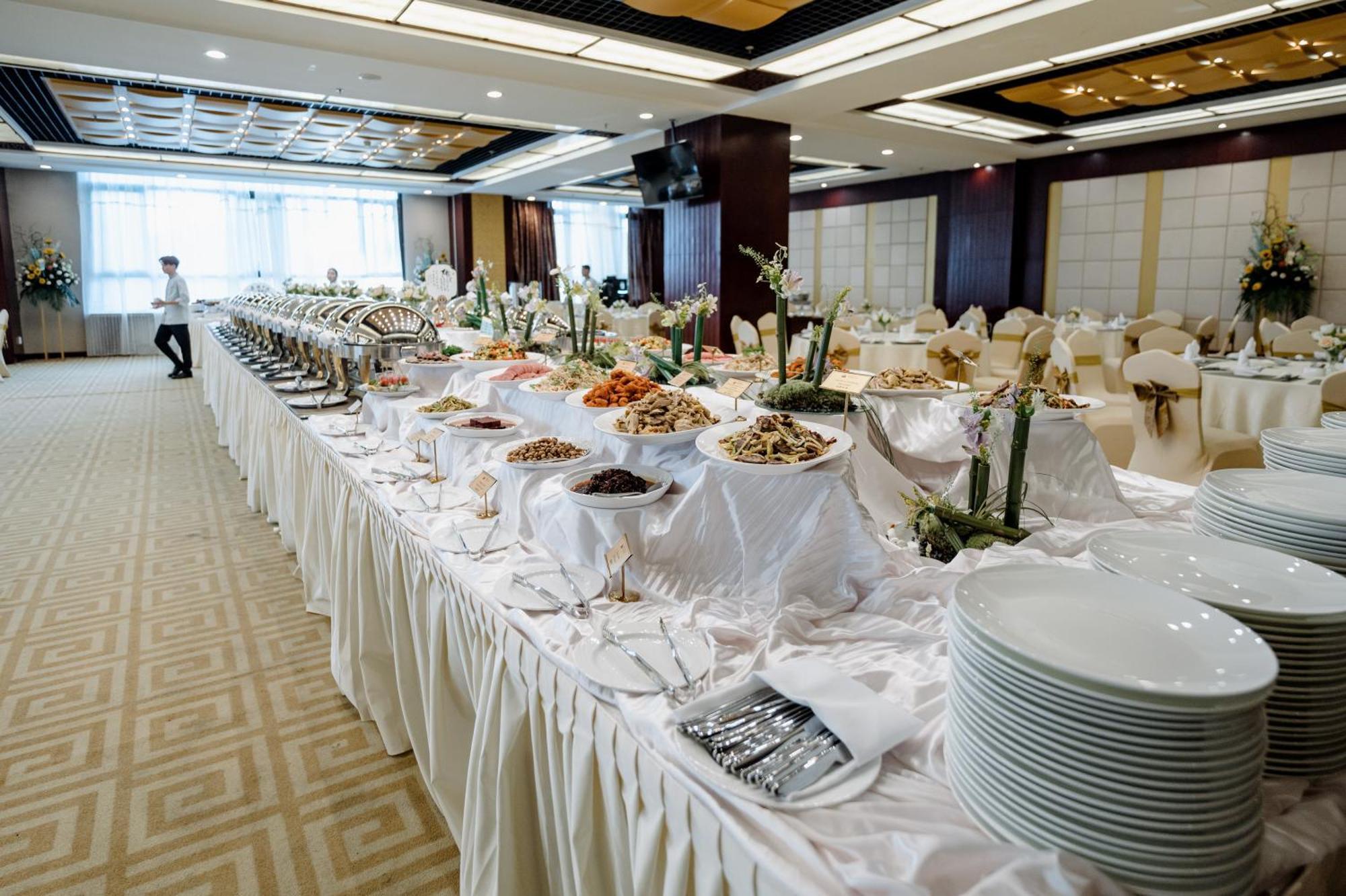 فندق بكين بلاس سولوكسي أستانا المظهر الخارجي الصورة A buffet at a wedding reception