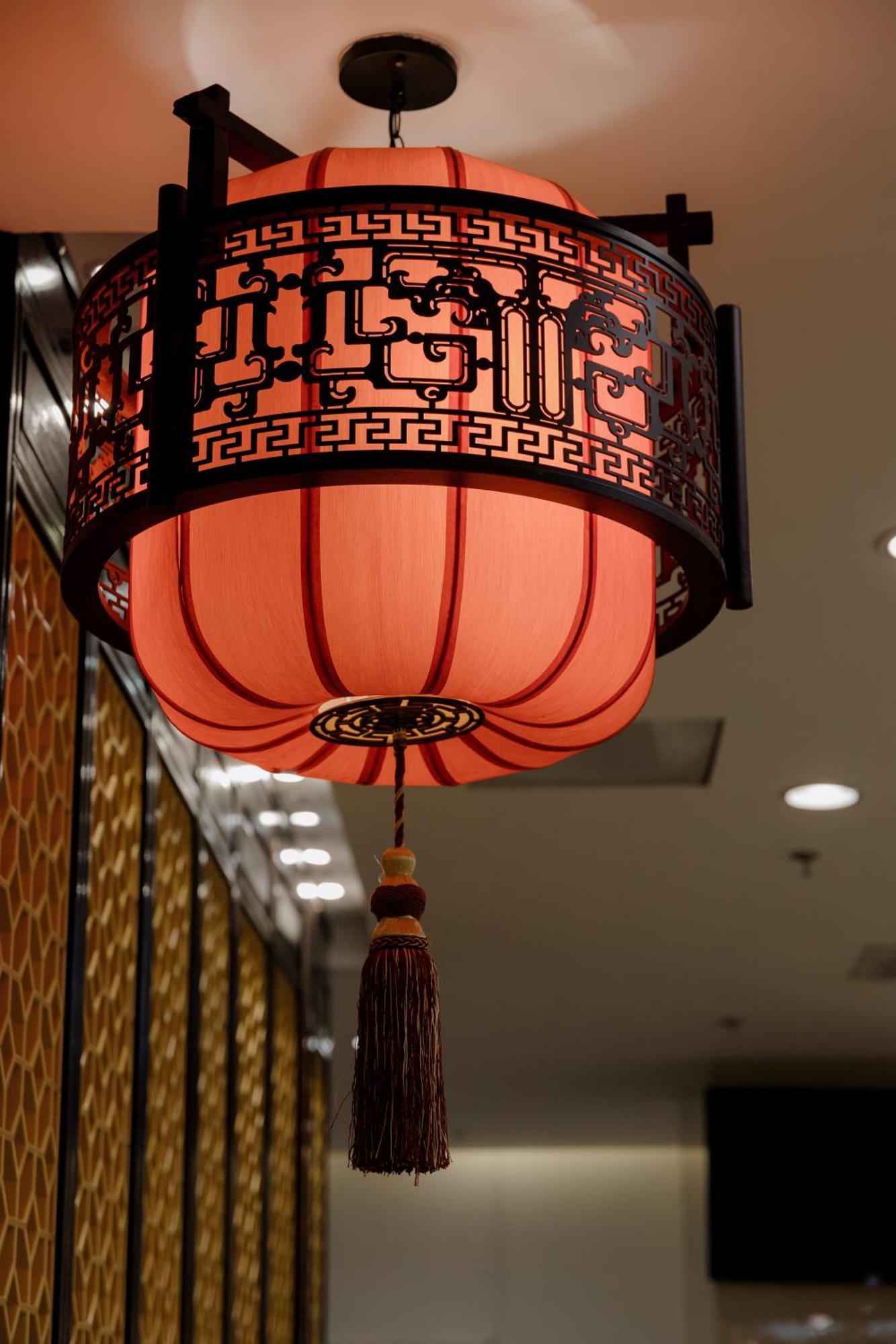 فندق بكين بلاس سولوكسي أستانا المظهر الخارجي الصورة A Chinese lantern