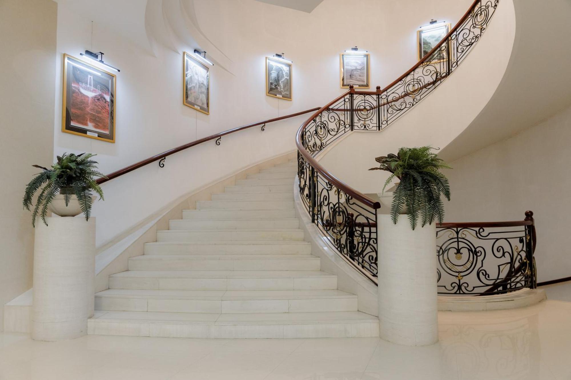 فندق بكين بلاس سولوكسي أستانا المظهر الخارجي الصورة Staircase